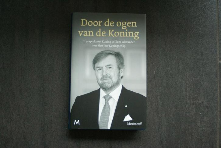 DOOR DE OGEN VAN DE KONING: Koning Willem-Alexander.. 2023, Boeken, Biografieën, Zo goed als nieuw, Overige, Ophalen of Verzenden