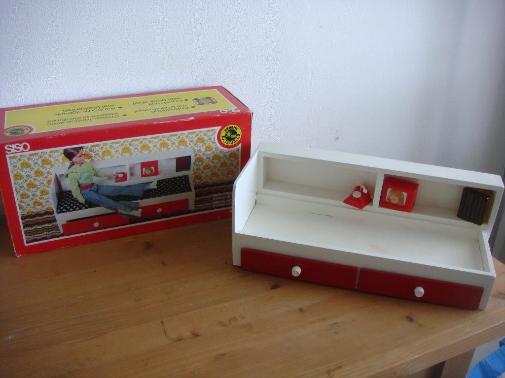 Ouderwetse ligbank met boekenrek voor een (Barbie) pop, Ophalen of Verzenden, Nieuw, Accessoires