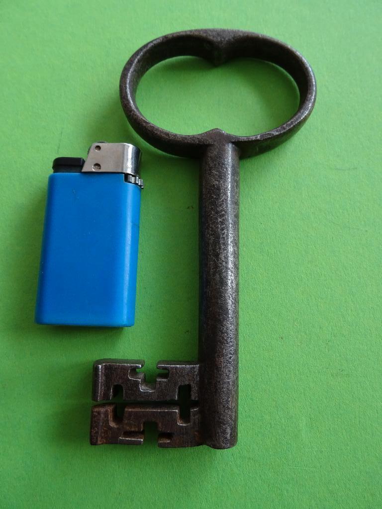 GROTE ANTIEKE KLUIS / KIST SLEUTEL SLOT SLOTEN SLEUTELS, Antiek en Kunst, Curiosa en Brocante, Ophalen of Verzenden