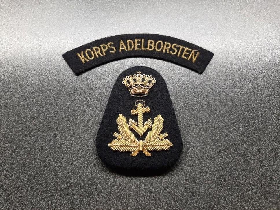 KM -  Adelborst Pet Insigne   +  schouder titel- straatnaam, Ophalen of Verzenden, Marine, Nederland, Embleem of Badge