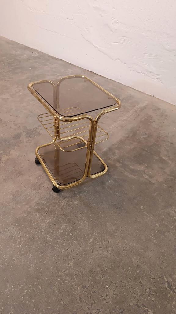 Vintage goudkleur en gerookt glas trolley bijzettafel, Huis en Inrichting, Woonaccessoires | Overige, Gebruikt, Metaal, Goud, Ophalen