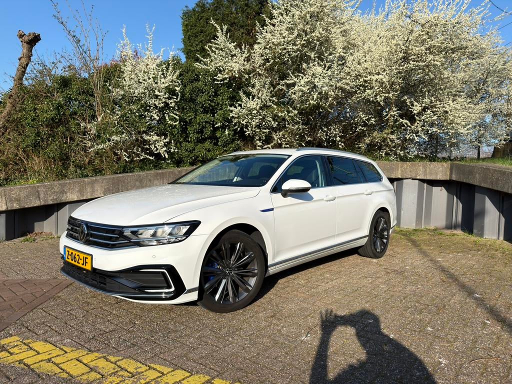 Volkswagen Passat 1.4 TSI Phev 218pk 6-DSG 2020 Wit, Auto's, Volkswagen, Wit, Plug-in hybride, 1600 kg, Geïmporteerd
