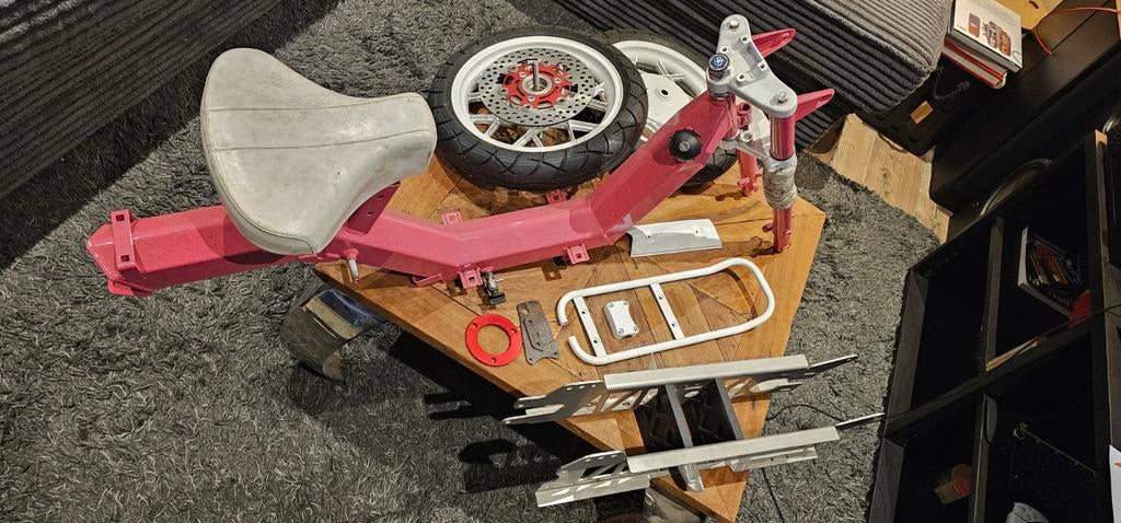 Gilera Citta project onderdelen custom spuitwerk roze flakes, Ophalen