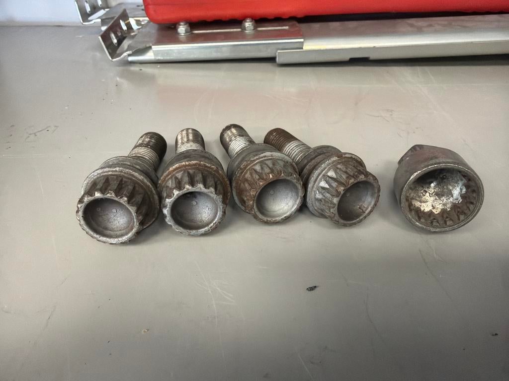 Audi/VW slotbouten set voor lichtmetalen velgen, Auto-onderdelen, Ophalen of Verzenden, Gebruikt, Audi