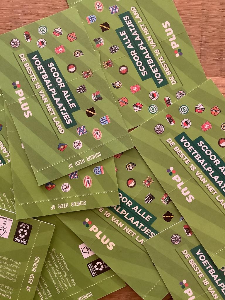 20 dichte pakjes voetbal plaatjes en 2 grote stickers Plus, Ophalen
