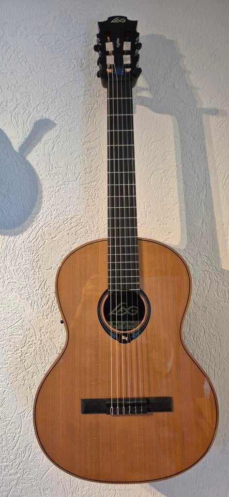 Semi-Klassieke Lag Hyvibe CHV15E te koop, Ophalen of Verzenden, Zo goed als nieuw, Klassieke of Spaanse gitaar, Met koffer