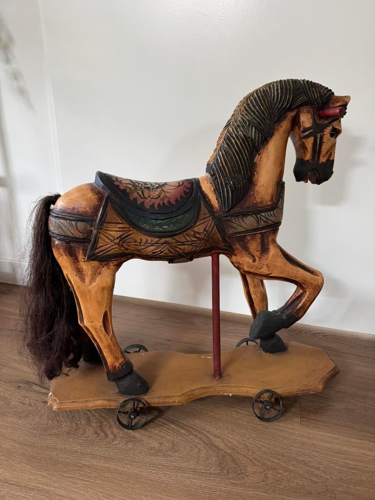 Houten paard op wielen, Ophalen