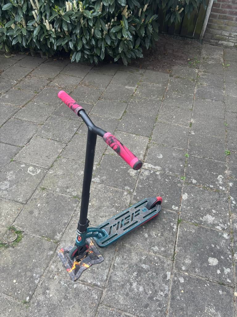 Stuntstep met roze handvatten en uniek deck, Fietsen en Brommers, Steps, Ophalen of Verzenden, Gebruikt, Gewone step