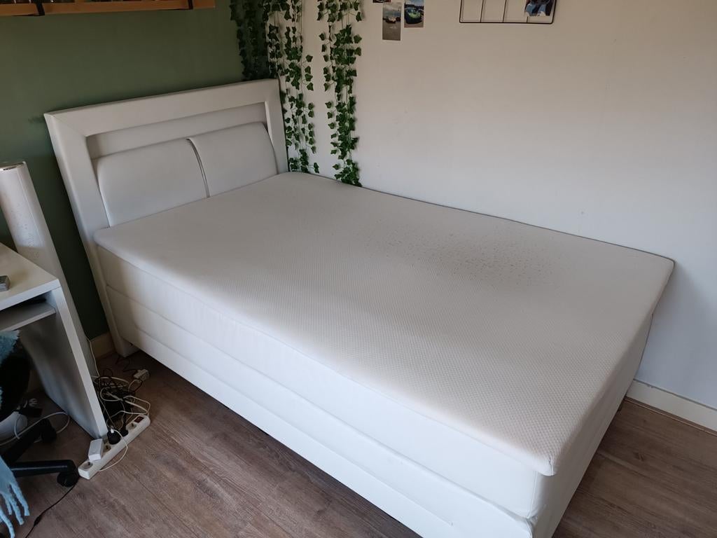 Wit eenpersoonsbed / twijfelaar met LED verlichting, Ophalen, Overige materialen, Gebruikt, Eenpersoons