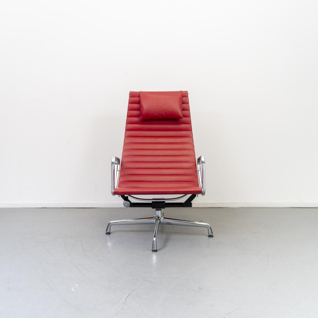 1x Vitra Eames EA 124 Fauteuil Rood Leer - Chroom, Niet ingevuld, Niet ingevuld, 75 tot 100 cm, Ophalen of Verzenden