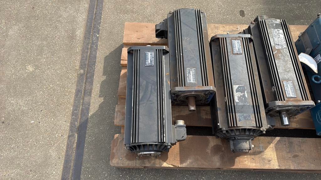 Servo motoren, Ophalen, Steen of Klei, Zo goed als nieuw, 15 m² of meer