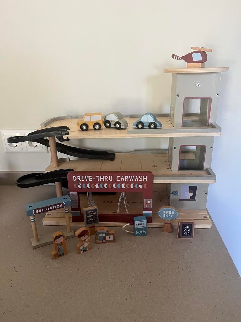 Little Dutch treinstation / parkeergarage met 12 accessoires, Ophalen, Zo goed als nieuw, Overige typen