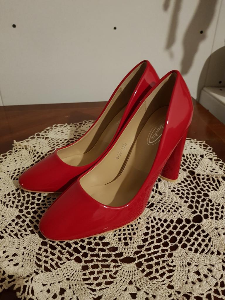 Mooie nieuwe roode pumps, Kleding | Dames, Schoenen, Ophalen of Verzenden, Nieuw, Rood