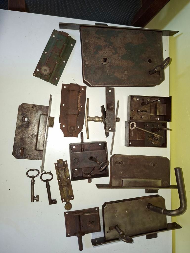 Diverse oude sloten en schuiven - Antiek deurbeslag, Doe-het-zelf en Verbouw, Hang- en Sluitwerk, Gebruikt, Schuif of Grendel