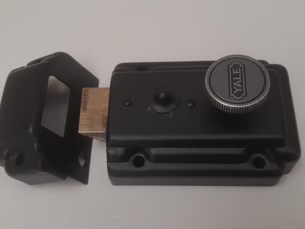 Yale oplegslot uit de jaren ’30  matzwart inclusief sluitkom, Ophalen of Verzenden, Gebruikt, Koper of Messing, Slot