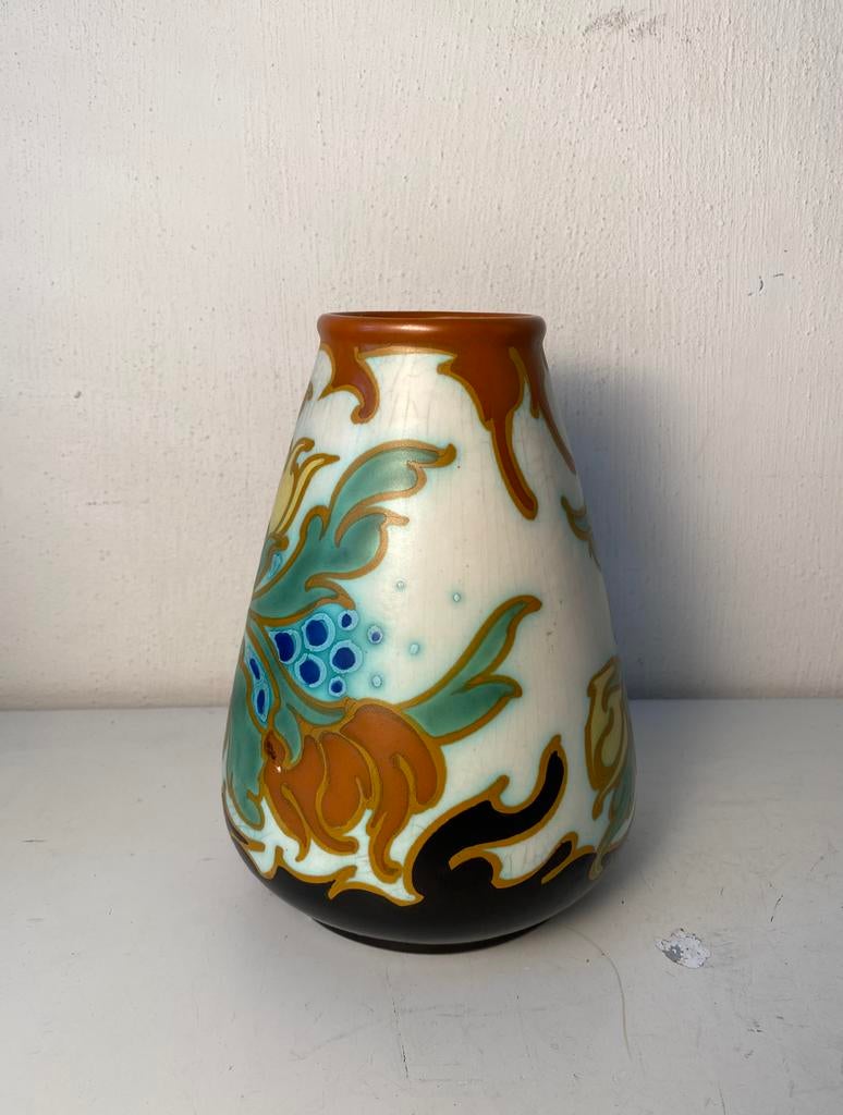 Art Nouveau plateel Aida vaas met bloemmotief