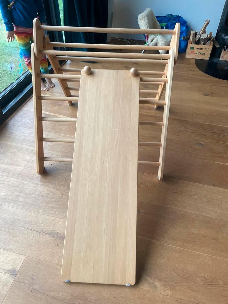 Houten Klimrek met Glijbaan Pikler driehoek MOET WEG, Kinderen en Baby's, Speelgoed | Houten speelgoed, Zo goed als nieuw, Ophalen