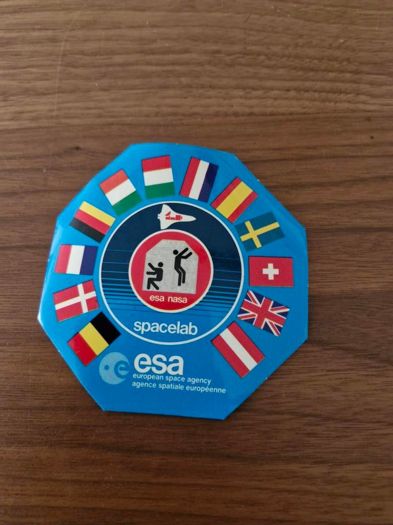 6523 Vintage ESA NASA Spacelab Sticker met Vlaggen, Ophalen of Verzenden, Zo goed als nieuw