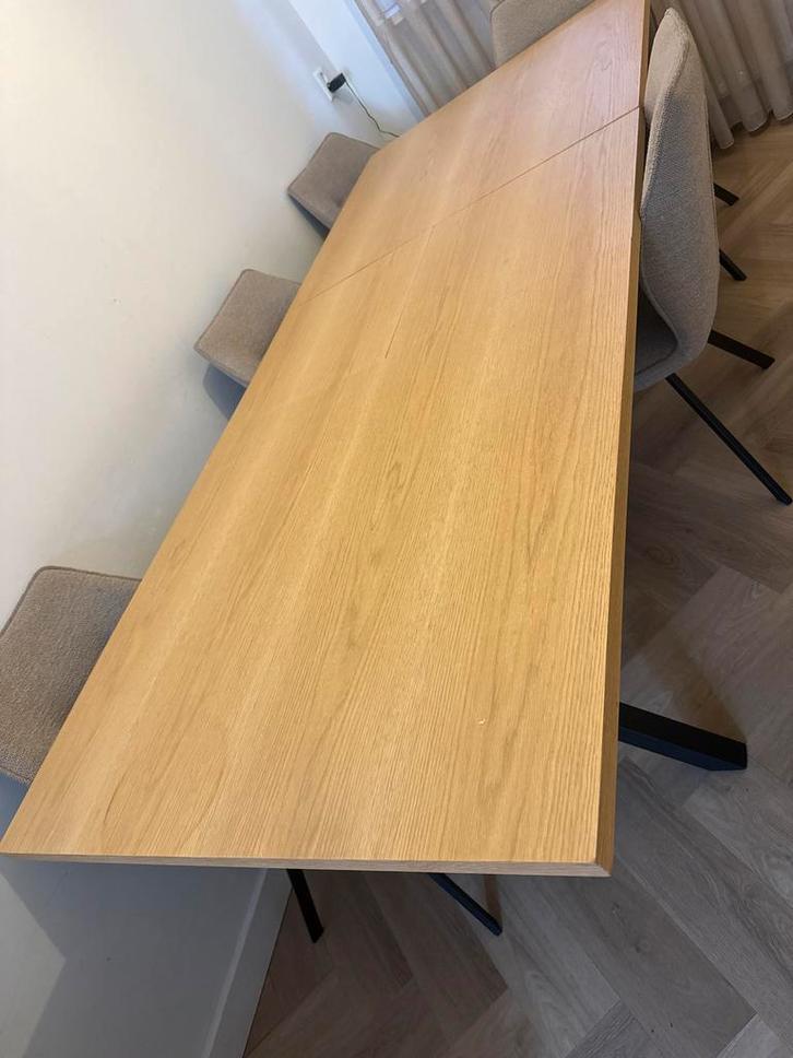 Moderne uitschuifbare eettafel met metalen onderstel, Huis en Inrichting, Tafels | Eettafels, Zo goed als nieuw, 50 tot 100 cm