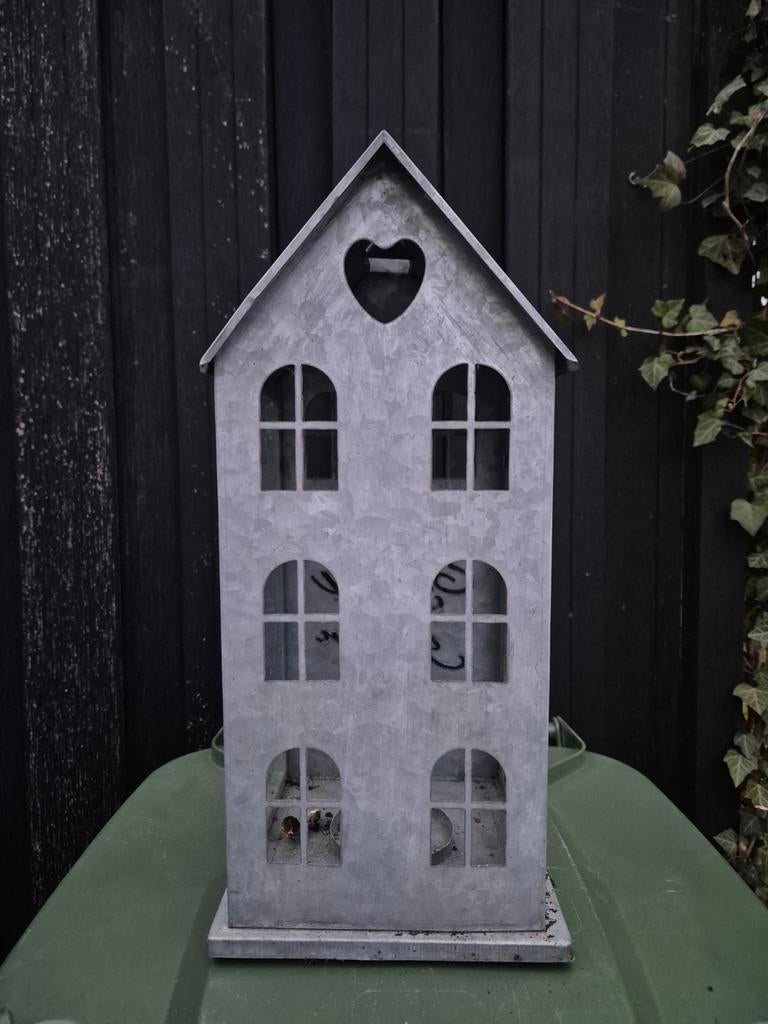 Grote zinken huis lantaarn met aan beide kanten glas, Ophalen, IJzer, Netvoeding, 50 tot 250 watt