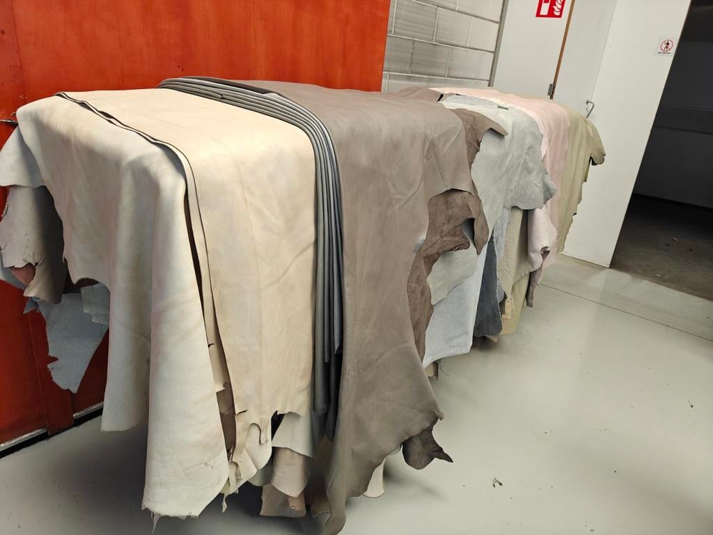 Volle kar met leren huiden voor 10€ per kilo, Hobby en Vrije tijd, Stoffen en Lappen, Ophalen, 200 cm of meer, 120 cm of meer