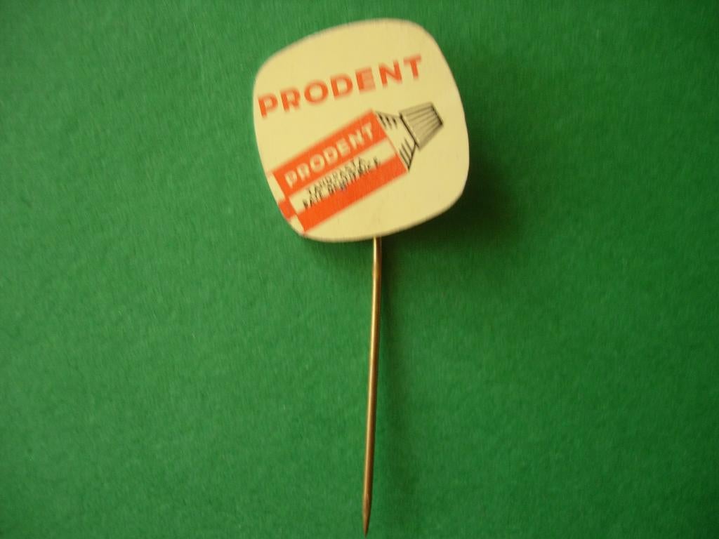 Speldje van prodent tandpasta (geen borstel afgebeeld), Verzamelen, Speldjes, Pins en Buttons, Verzenden, Zo goed als nieuw, Merk