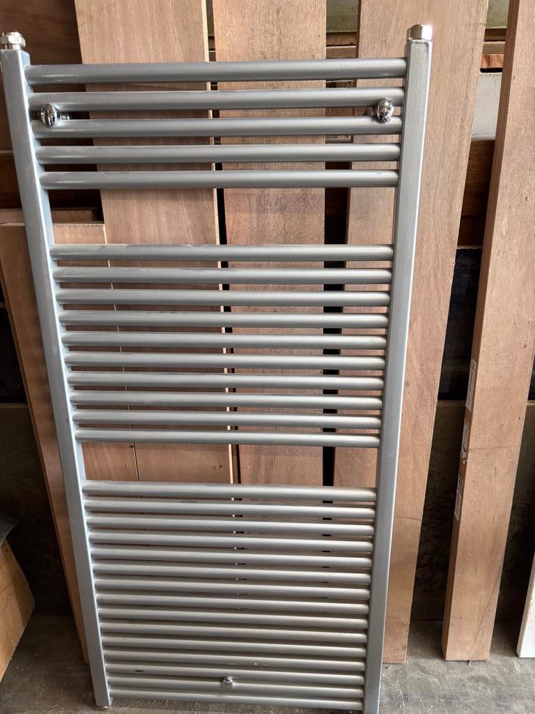 Design radiator ., Doe-het-zelf en Verbouw, Radiator, Minder dan 60 cm, Ophalen of Verzenden, Zo goed als nieuw