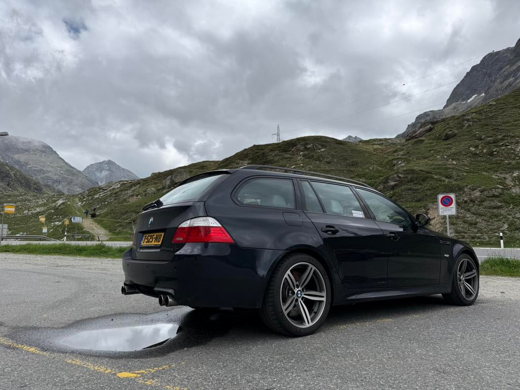 BMW 5-Serie 5.0 M5 SMG 2009 Zwart, Auto's, Automaat, Euro 5, Achterwielaandrijving, 1800 kg