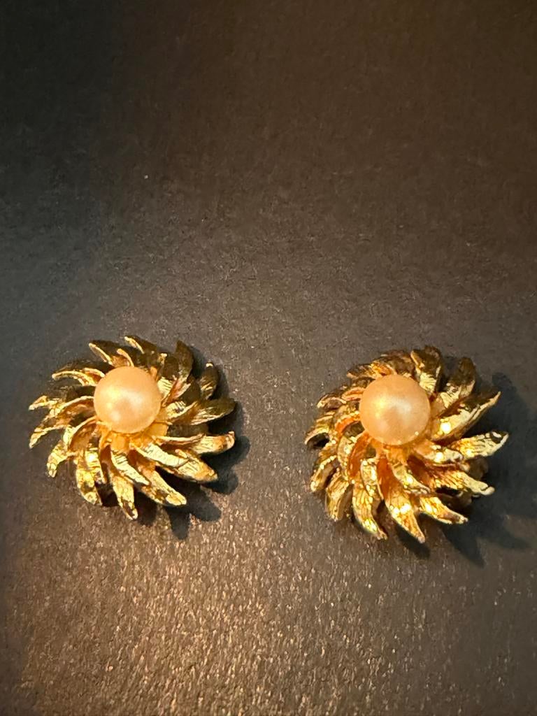 Goudkleurige  oorbellen met clip en parel, Overige materialen, Ophalen of Verzenden, Goud, Hangers