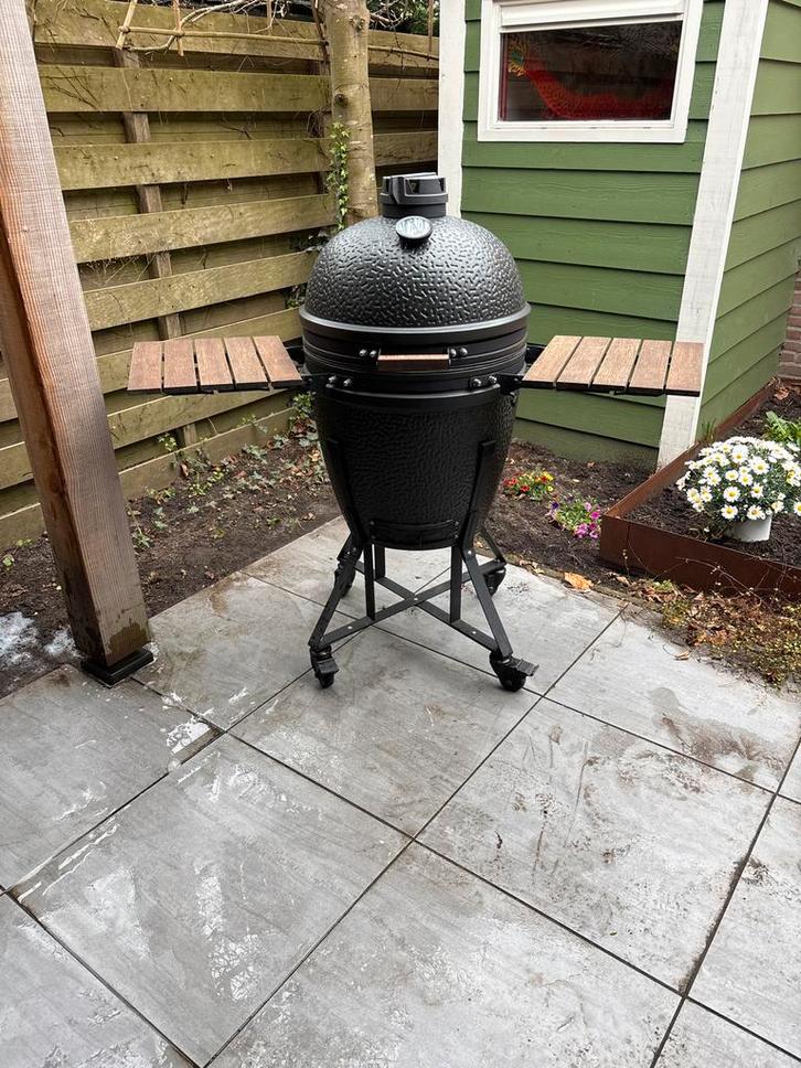 The Bastard Black Bastard Large Kamado BBQ - Z.G.A.N., Tuin en Terras, Houtskoolbarbecues, Gebruikt, Met accessoires, Ophalen