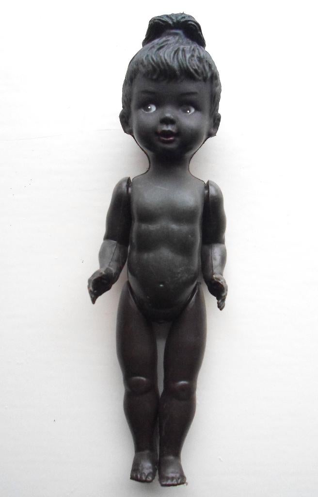 Pop donkergetint. Jaren '60. Pop met knotje op hoofd., Verzamelen, Poppen, Ophalen of Verzenden, Gebruikt, Pop