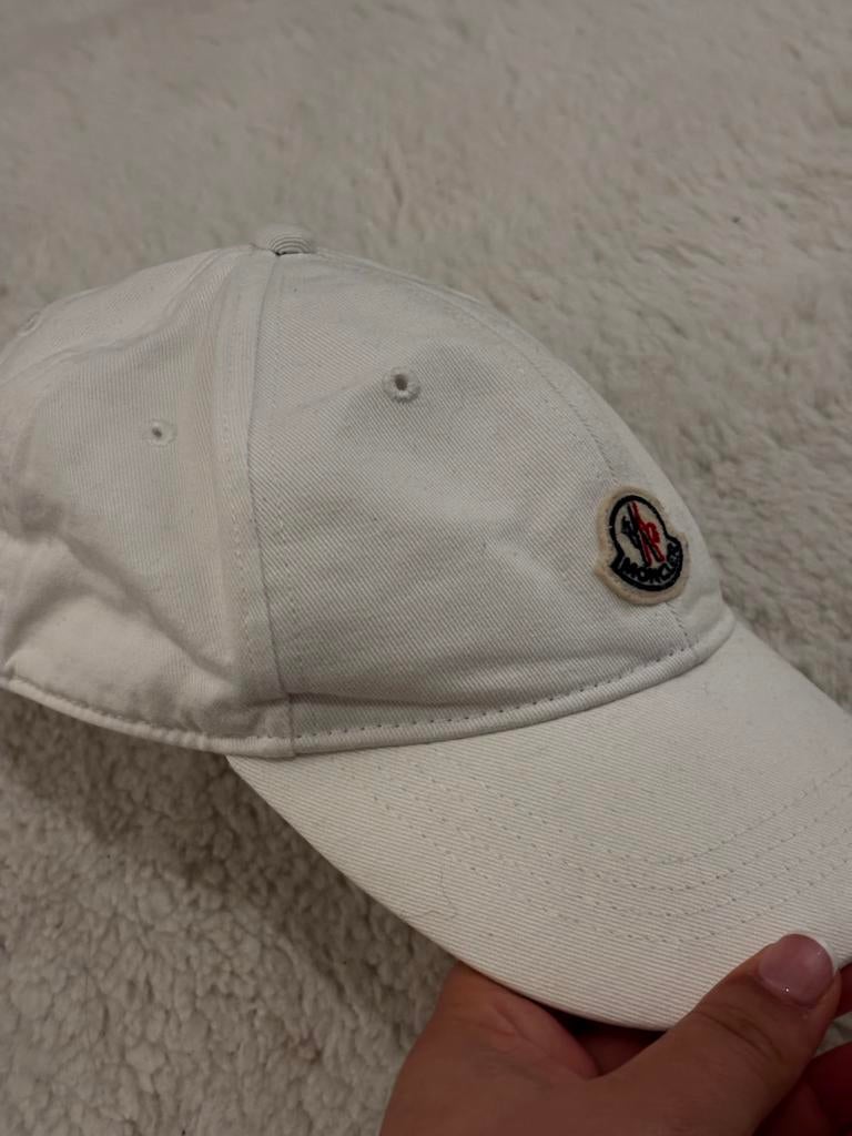 Witte Moncler pet S, Ophalen of Verzenden, Zo goed als nieuw, One size fits all, Pet