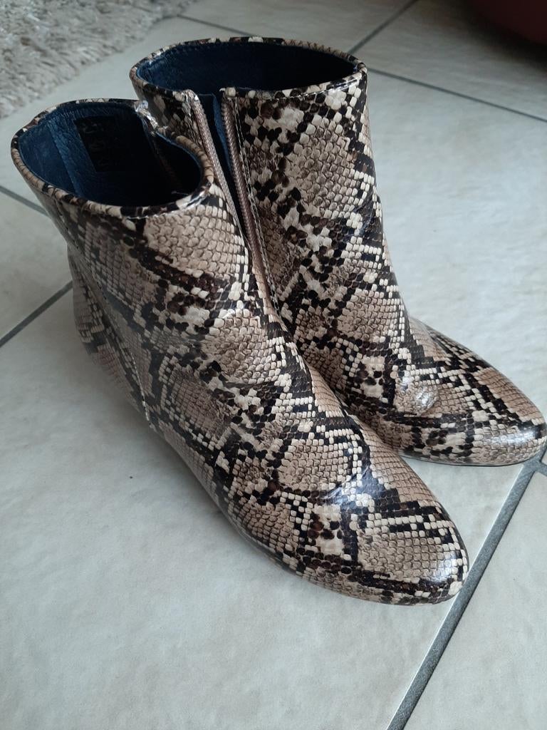 Korte laarsjes in slangen print. Mt 37, Kleding | Dames, Schoenen, Ophalen of Verzenden, Zo goed als nieuw, Zwart