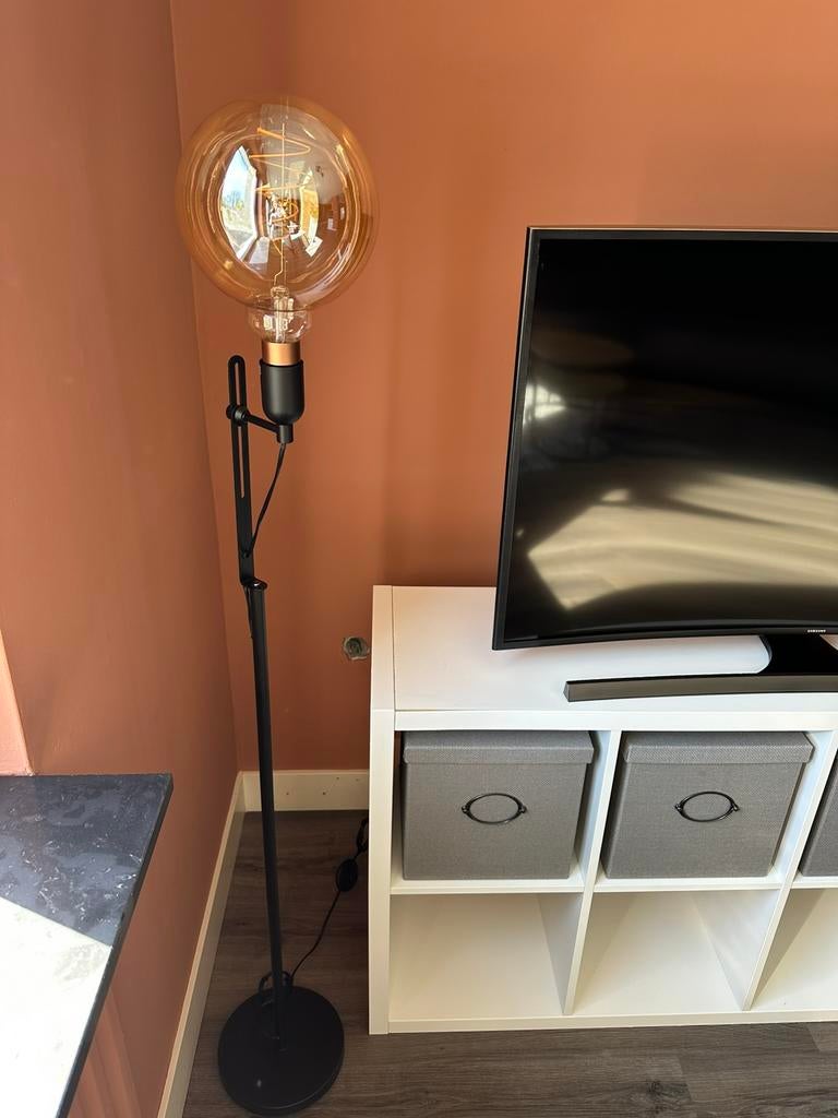 Zwarte vloerlamp van karwei., Huis en Inrichting, Lampen | Vloerlampen, Ophalen of Verzenden, Zo goed als nieuw, Metaal, 150 tot 200 cm