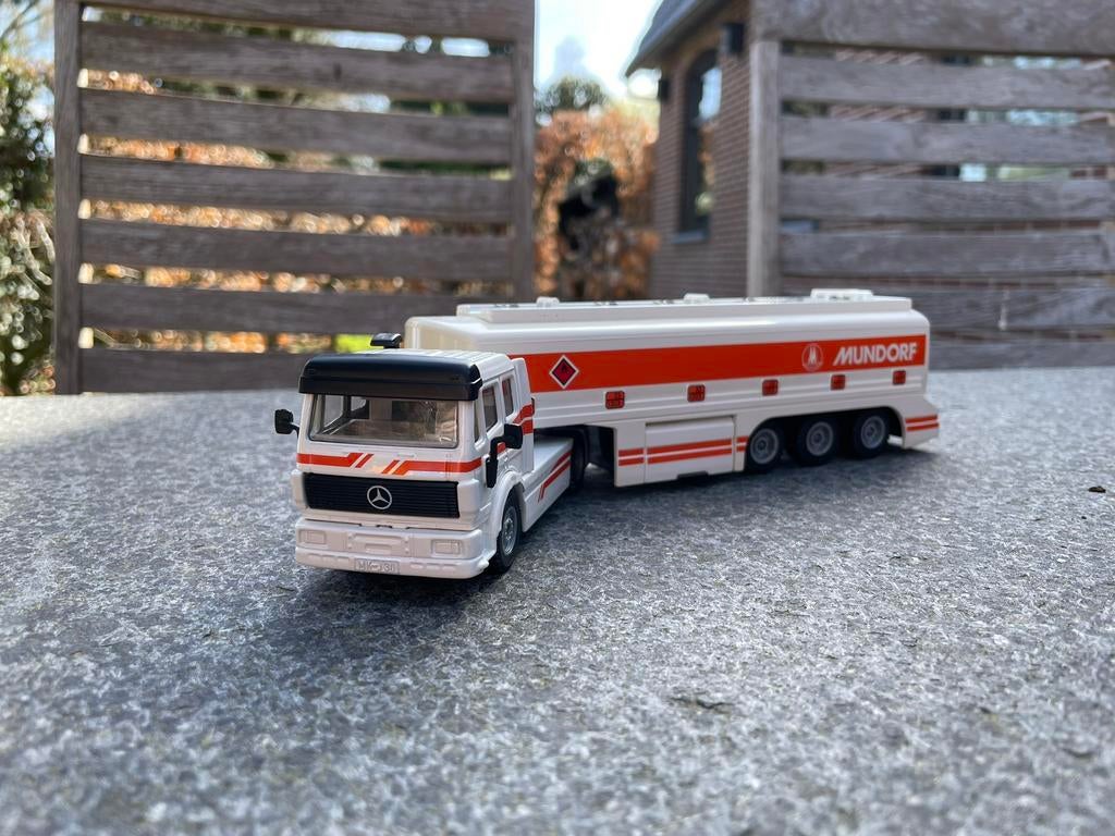 Siku 3511 - Mercedes SK tankwagen Mundorf, Hobby en Vrije tijd, Modelauto's | 1:50, Ophalen of Verzenden, Nieuw, Bus of Vrachtwagen