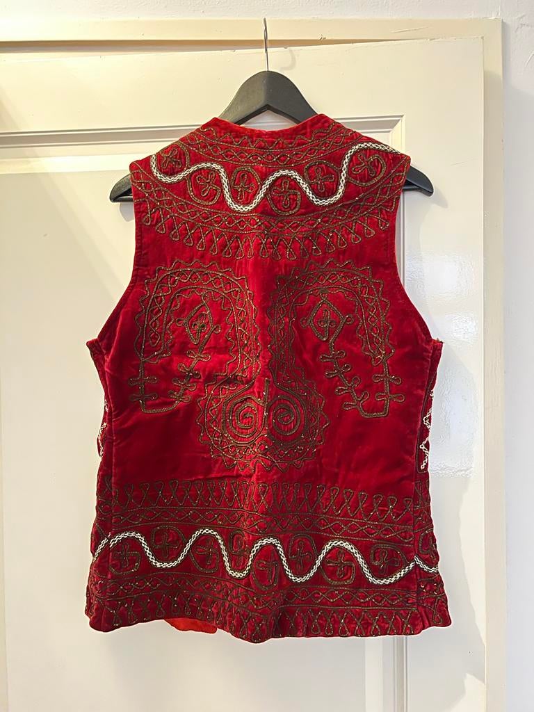 Handgemaakt Rood Fluweel Gilet met Gedetailleerd Borduurwerk, Ophalen of Verzenden, Gedragen