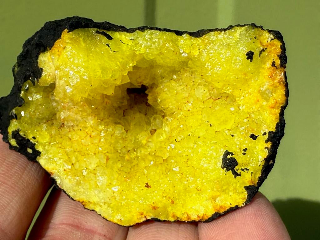 Powerboll geode mineralen fluorescerende UVActief, Ophalen of Verzenden, Mineraal