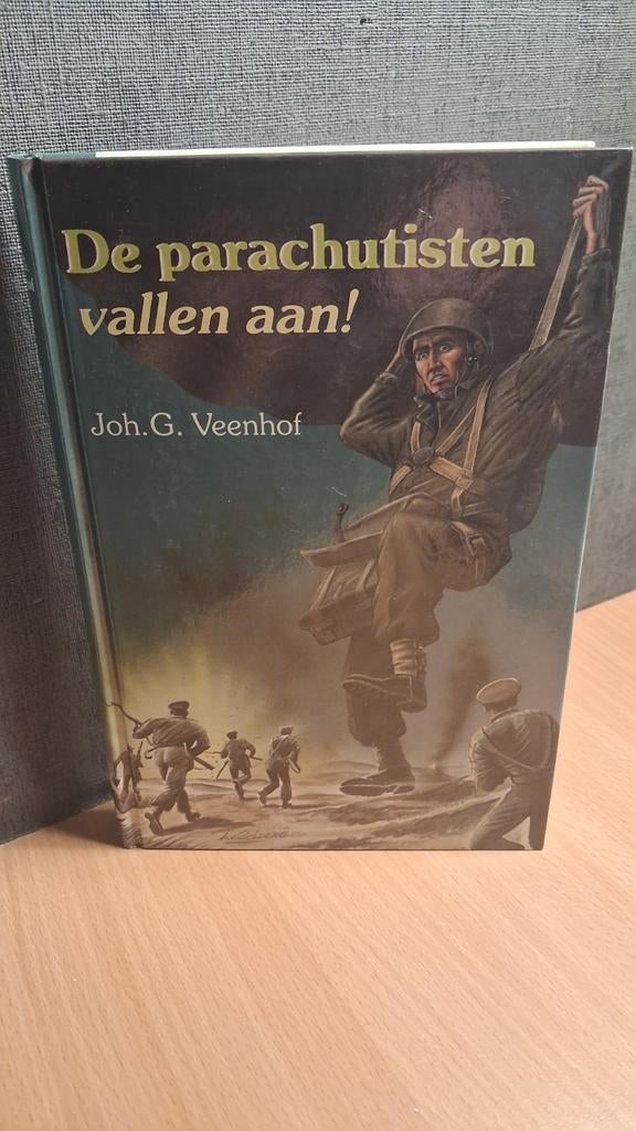 De parachutisten vallen aan! Joh.G. Veenhof, Ophalen of Verzenden