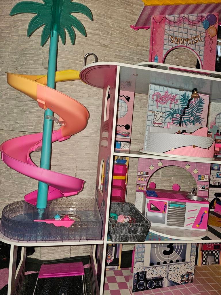 Groot L.O.L. Surprise poppenhuis met glijbaan en zwembad, Ophalen of Verzenden, Poppenhuis
