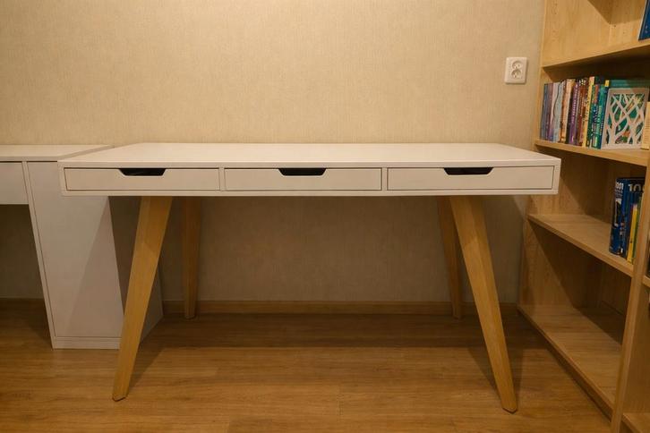 Modern wit bureau met lades en houten poten, Huis en Inrichting, Bureaus, Zo goed als nieuw, Overige typen, Modern, Hout, Wit