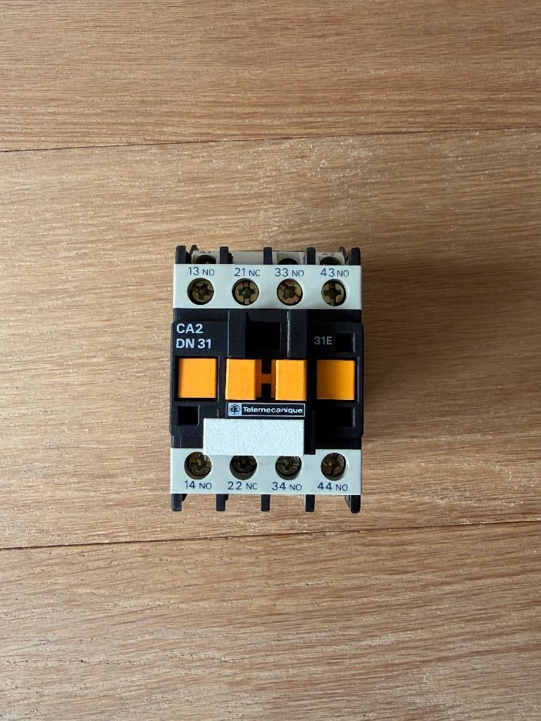 Telemecanique CA2 DN31 220V relais, Ophalen of Verzenden, Gebruikt