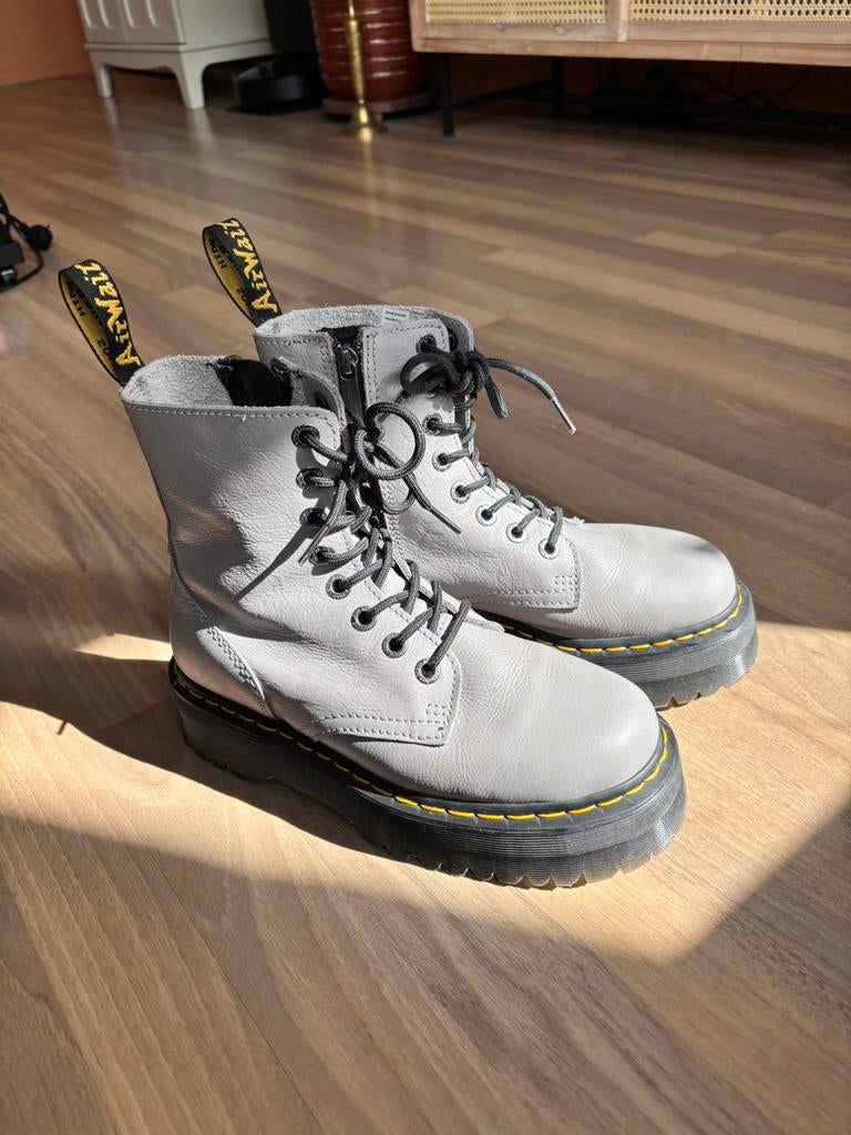 Dr. Martens Jadon III maat 39, Kleding | Dames, Schoenen, Ophalen of Verzenden, Zo goed als nieuw, Grijs