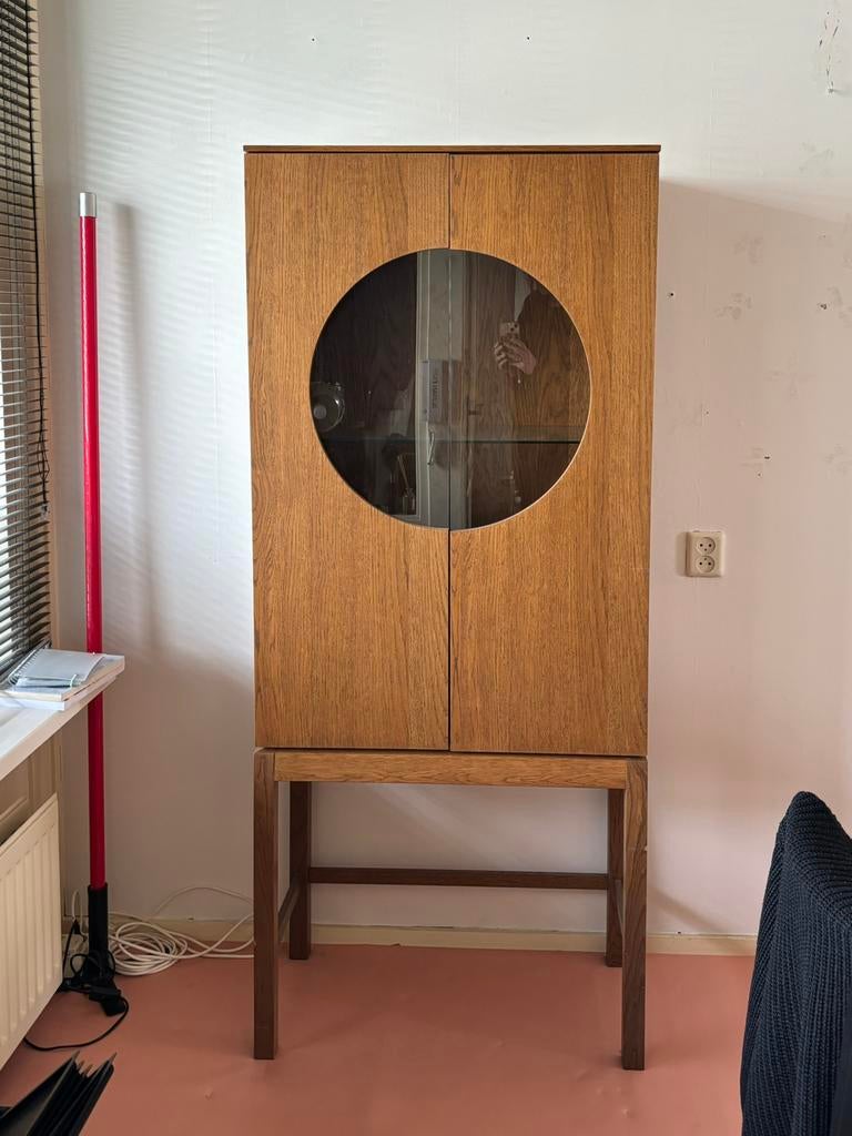 Mid-century look vitrinekast met rond glas, Ophalen, 50 tot 100 cm, Glas, 150 tot 200 cm