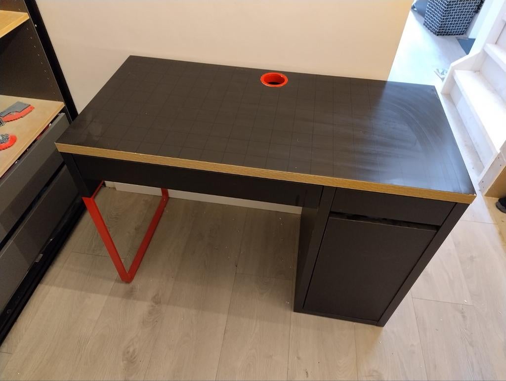 Mooi zwart IKEA kinderbureau zo goed als nieuw, Huis en Inrichting, Bureaus, Ophalen, Zwart, Zo goed als nieuw, IKEA