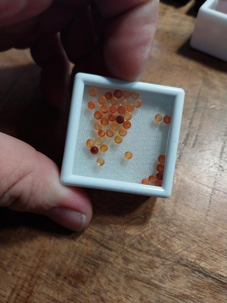 Ronde carneool cabochons 3mm goudsmid, Sieraden, Tassen en Uiterlijk, Edelstenen, Ophalen of Verzenden, Zo goed als nieuw