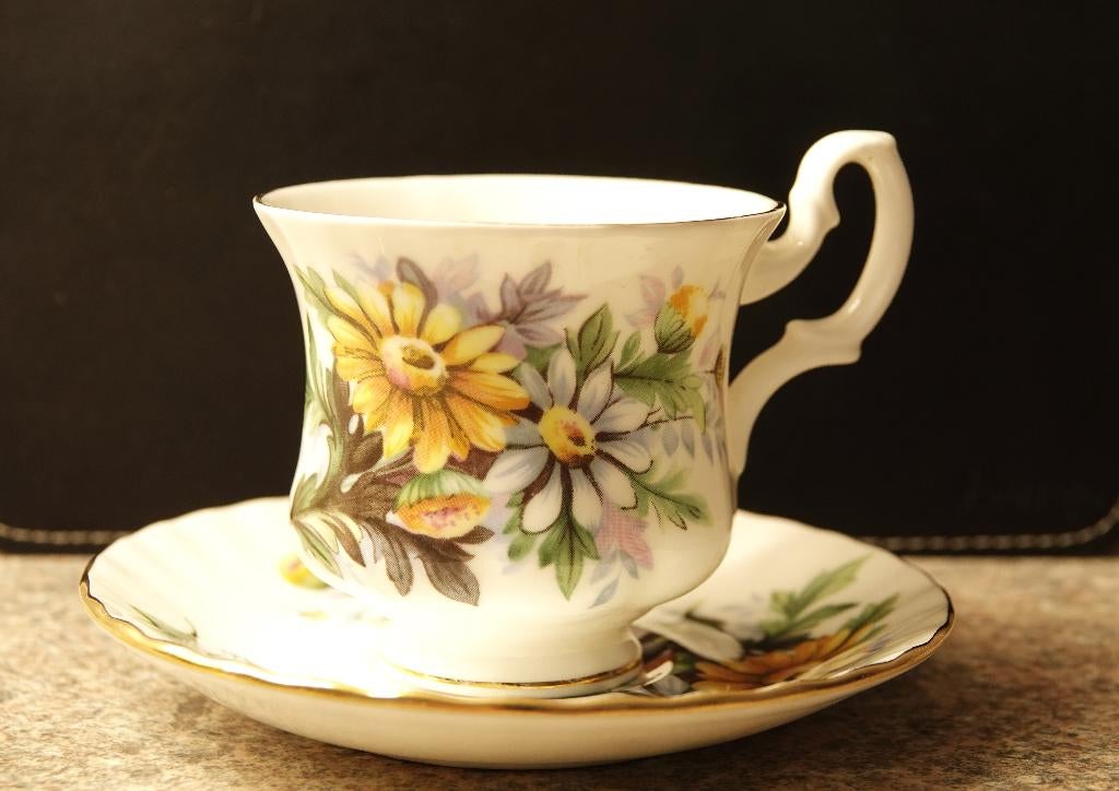 Royal Albert kop en schotel, Verzamelen, Porselein, Kristal en Bestek, Ophalen, Zo goed als nieuw, Porselein, Kop en/of schotel