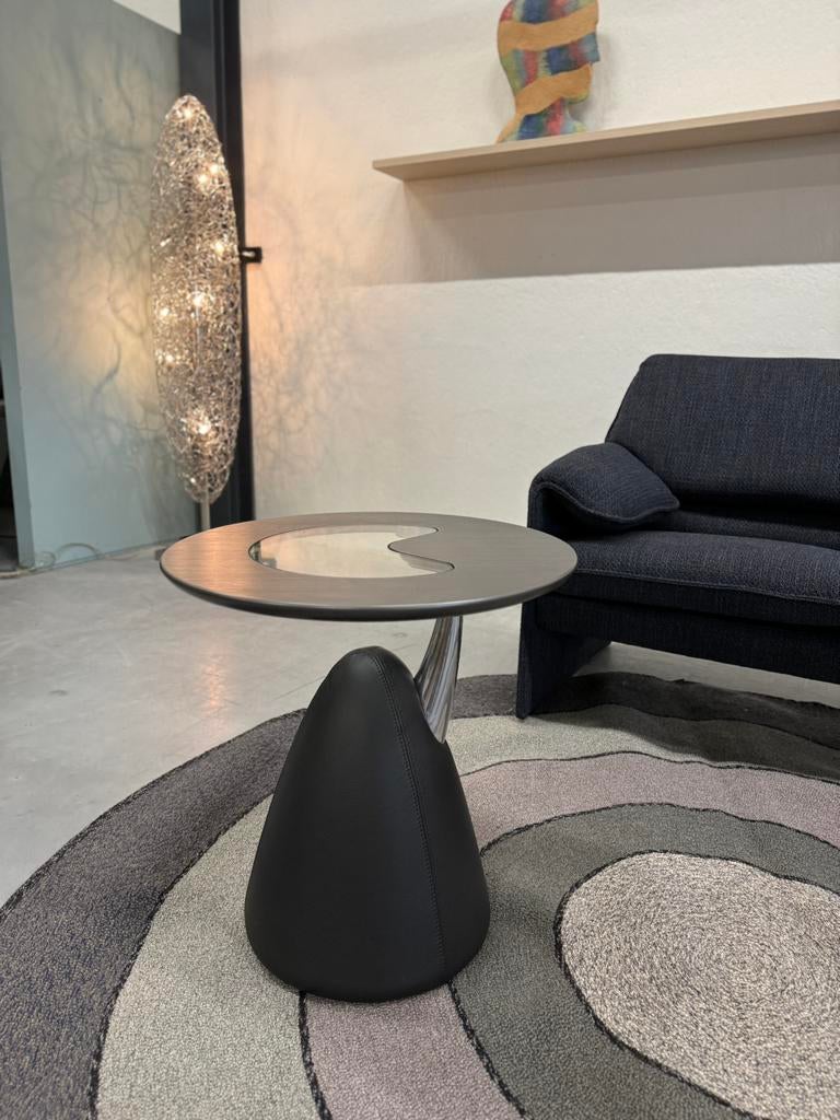 Als nieuw Leolux Cherubino Bijzettafel Zwart leer Tafel, Minder dan 55 cm, Leolux, Rond, Ophalen of Verzenden