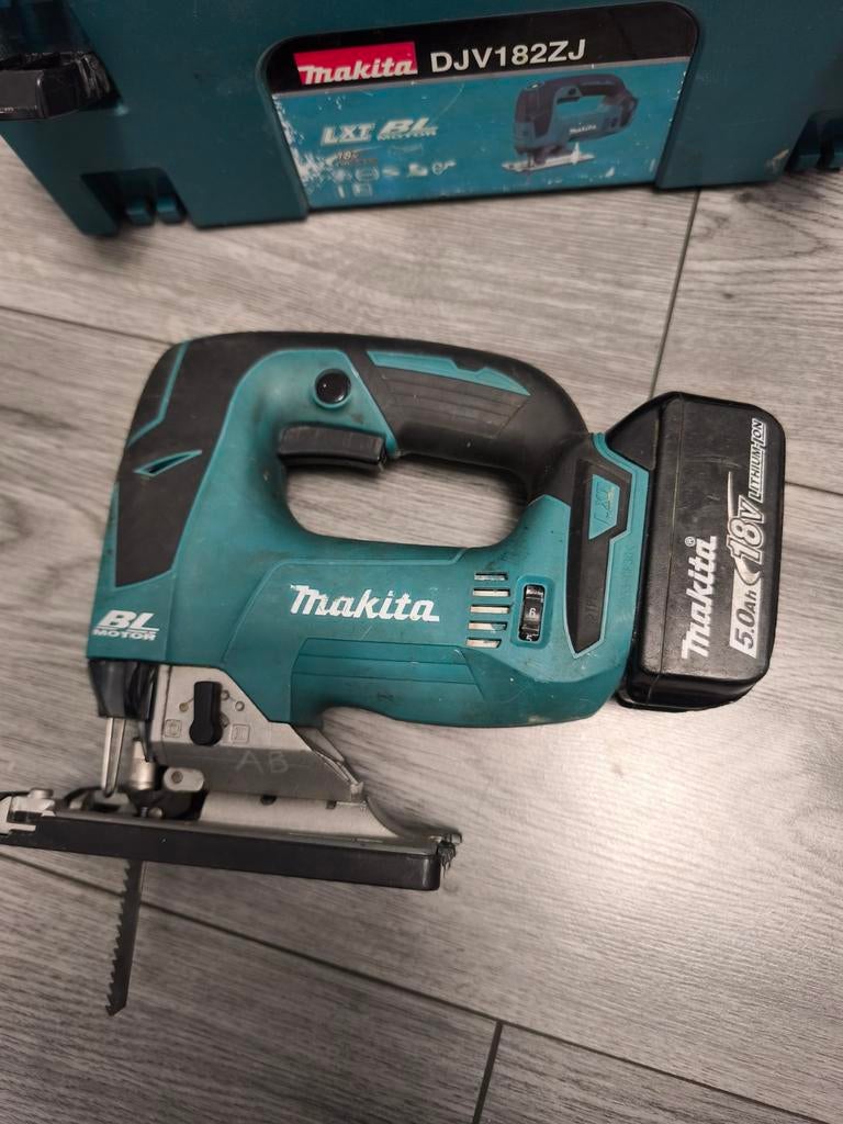 Makita decoupeerzaag DJV182 met accu en lader in koffer, Ophalen of Verzenden