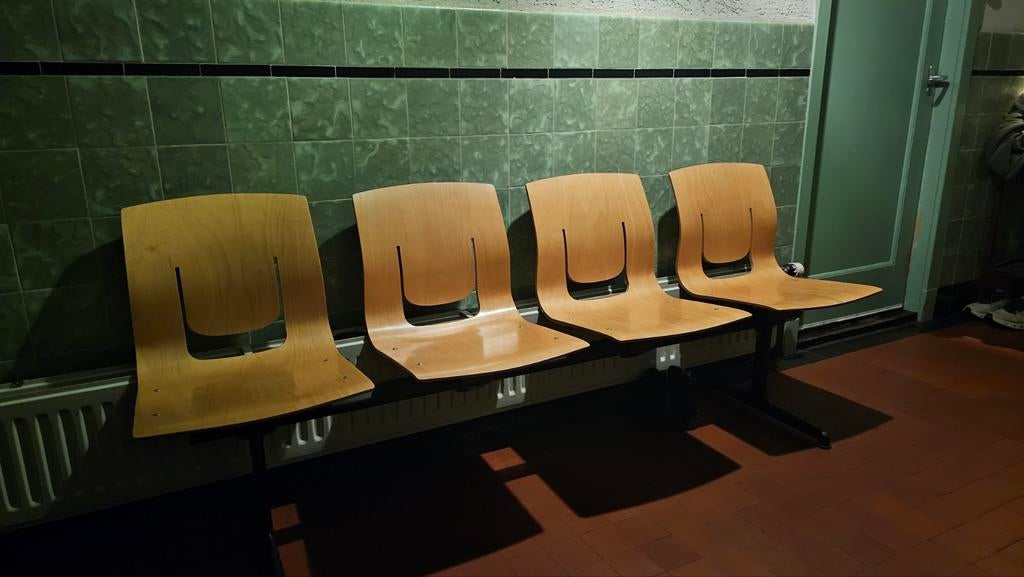 Set van 4 houten wachtkamerstoelen, Huis en Inrichting, Stoelen, Gebruikt, Vier, Hout, Metaal, Overige kleuren, Ophalen of Verzenden