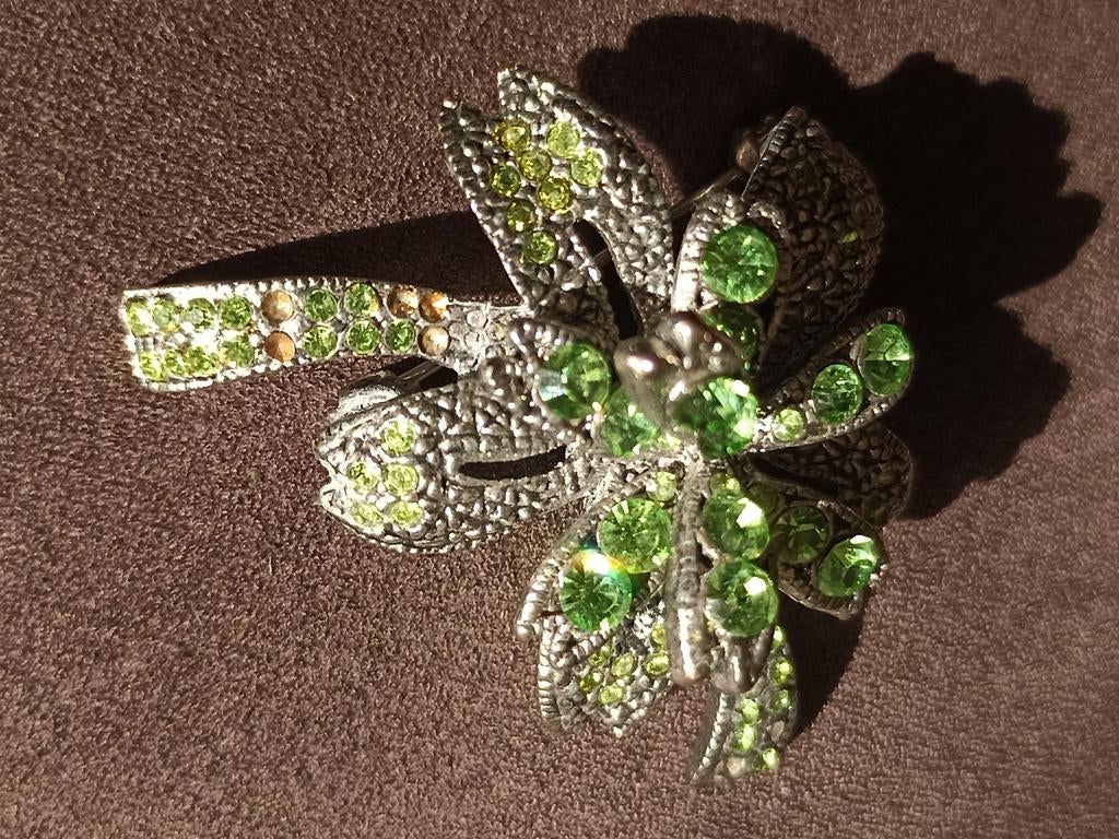 Mooie broche met groene steentjes, Ophalen of Verzenden, Zo goed als nieuw, Zilver, Overige materialen